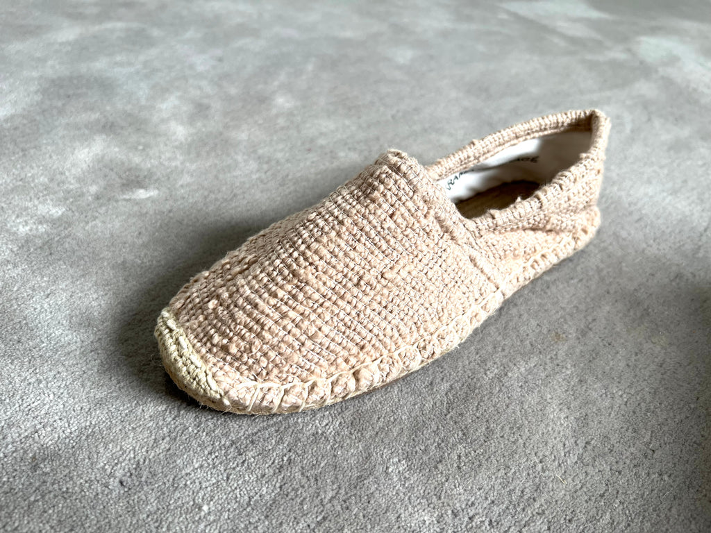 Les espadrilles Naturelles Sable dans leur grand écrin naturel en feuille de palmier