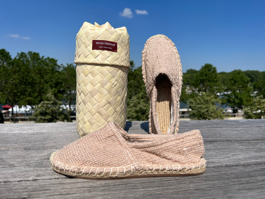 Les espadrilles Naturelles Sable dans leur grand écrin naturel en feuille de palmier