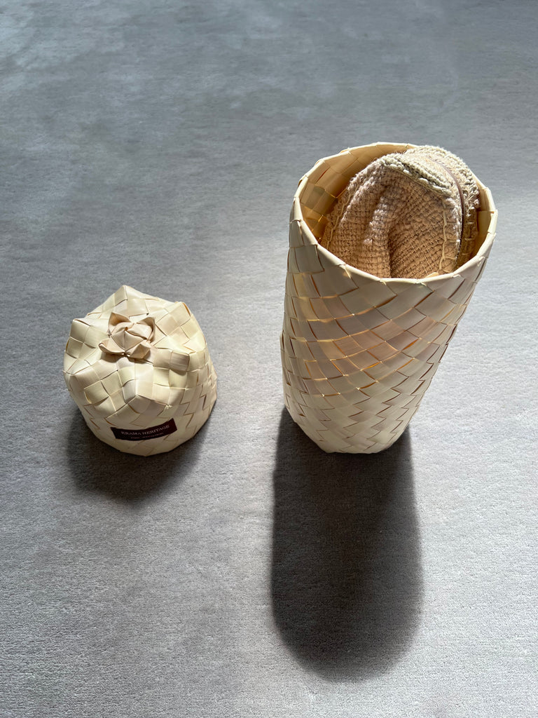 Les espadrilles Naturelles Sable dans leur grand écrin naturel en feuille de palmier
