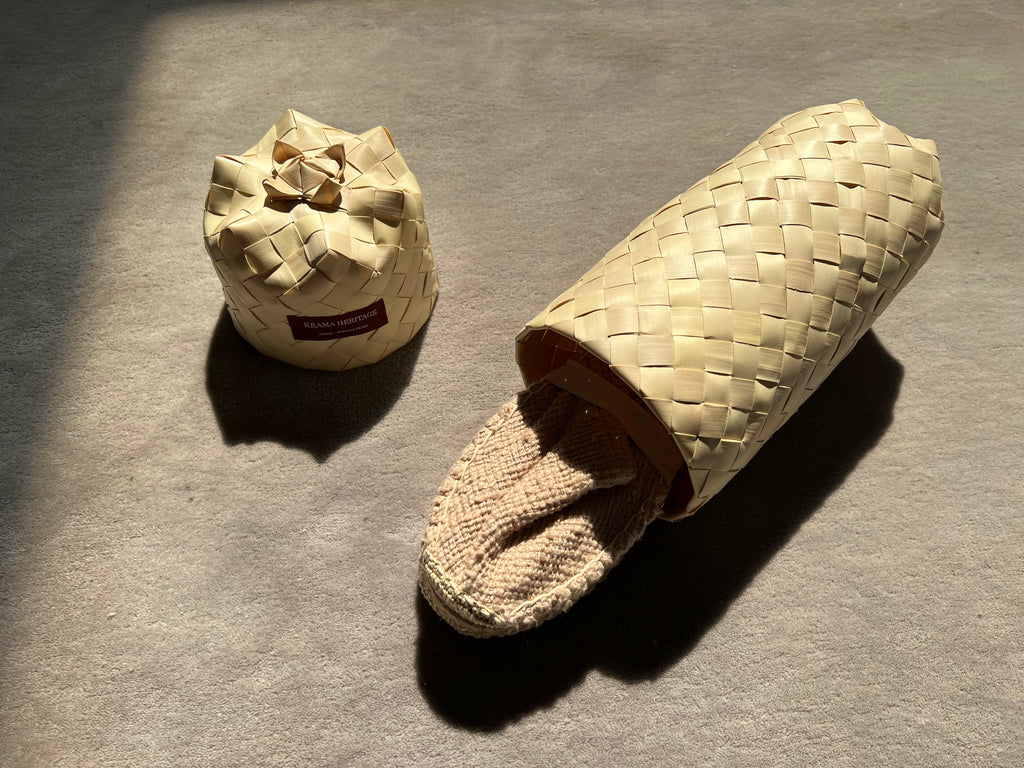 Les espadrilles Naturelles Sable dans leur grand écrin naturel en feuille de palmier