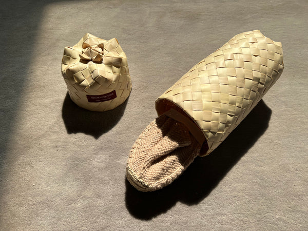 Les espadrilles Naturelles Sable dans leur grand écrin naturel en feuille de palmier