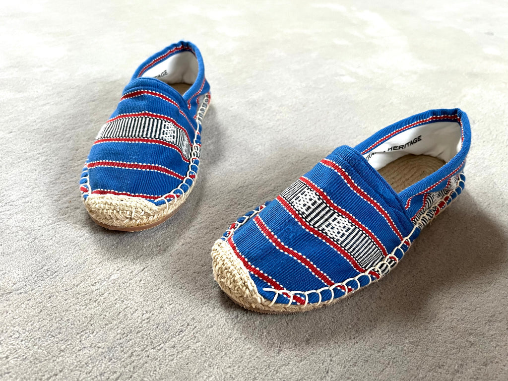 Les espadrilles Ratanakiri Bleu Roi dans leur grand écrin naturel en feuille de palmier