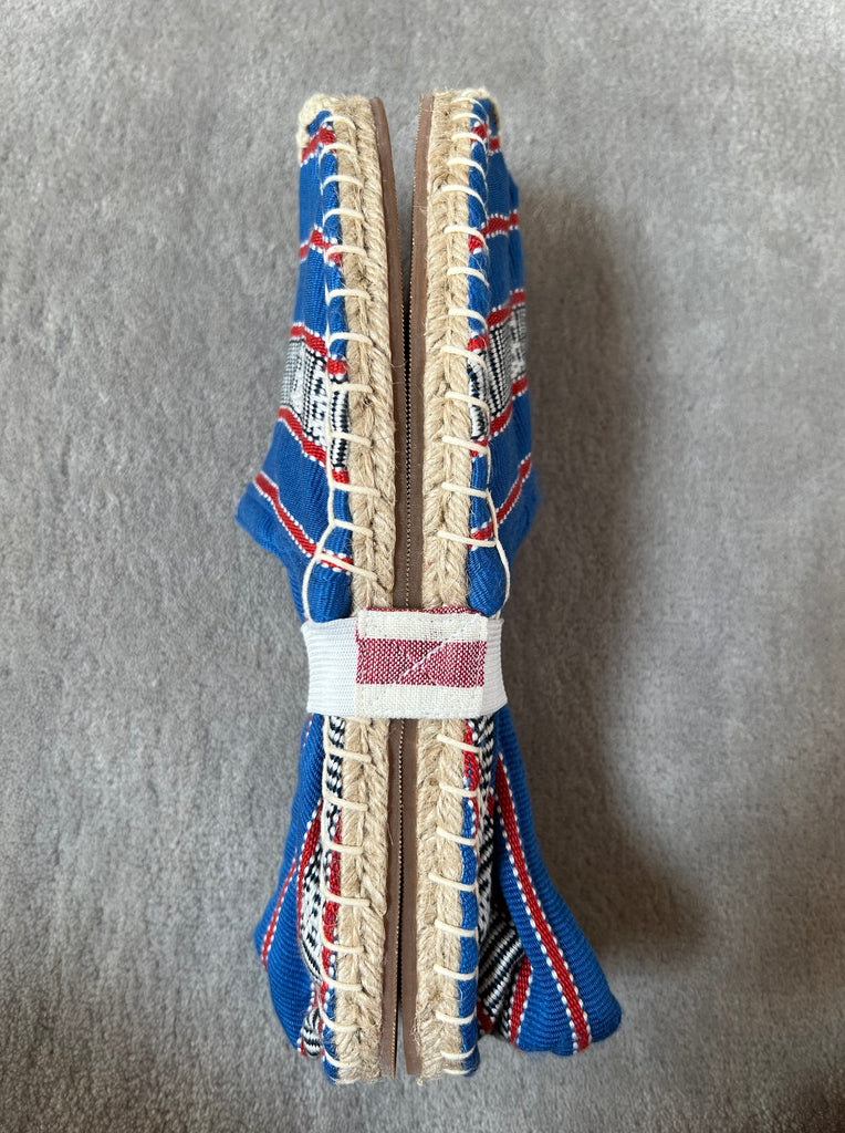 Les espadrilles Ratanakiri Bleu Roi dans leur grand écrin naturel en feuille de palmier