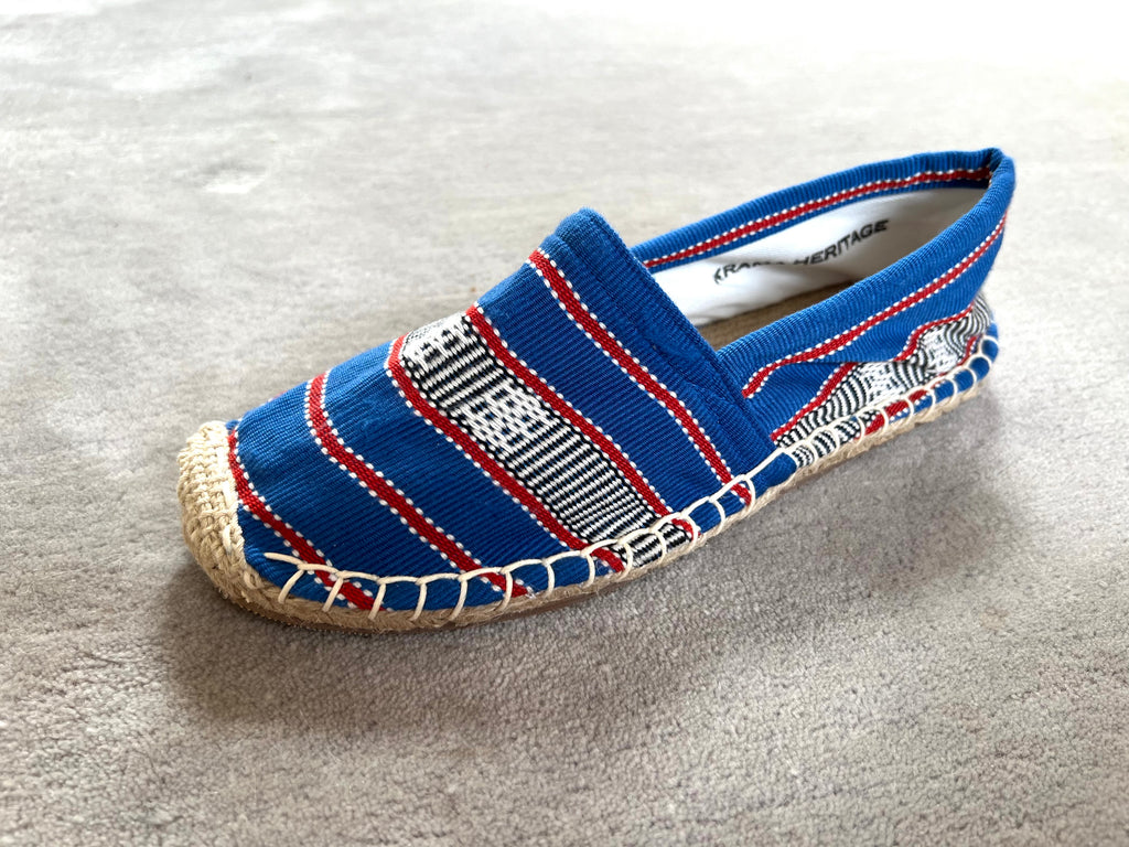 Les espadrilles Ratanakiri Bleu Roi dans leur grand écrin naturel en feuille de palmier