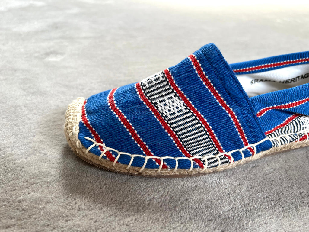 Les espadrilles Ratanakiri Bleu Roi dans leur grand écrin naturel en feuille de palmier