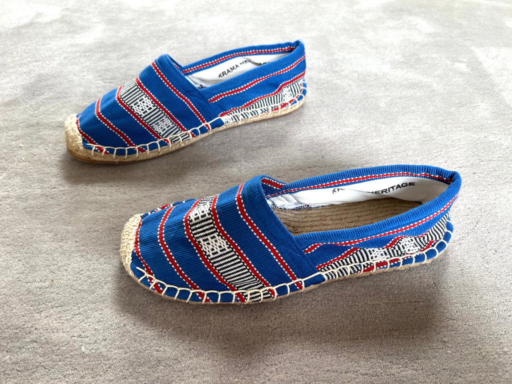 Les espadrilles Ratanakiri Bleu Roi dans leur grand écrin naturel en feuille de palmier