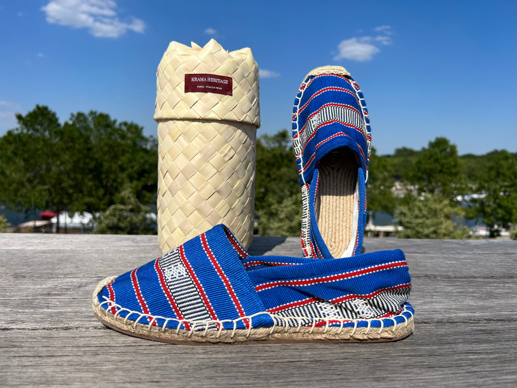 Les espadrilles Ratanakiri Bleu Roi dans leur grand écrin naturel en feuille de palmier