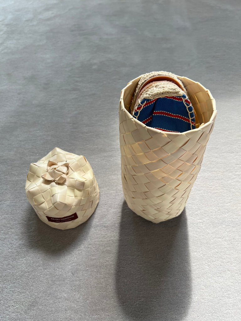 Les espadrilles Ratanakiri Bleu Roi dans leur grand écrin naturel en feuille de palmier