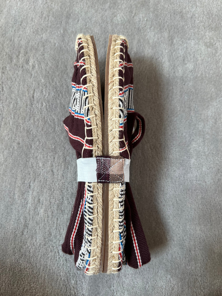 Les espadrilles Ratanakiri Bordeaux dans leur grand écrin naturel en feuille de palmier