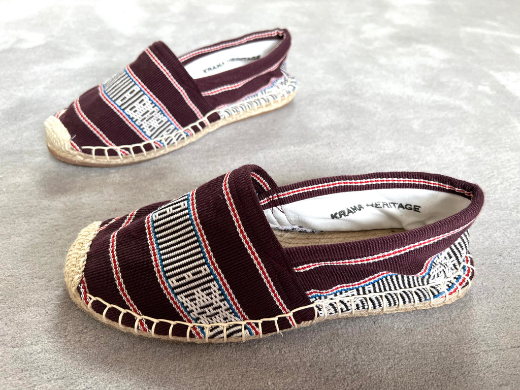 Les espadrilles Ratanakiri Bordeaux dans leur grand écrin naturel en feuille de palmier