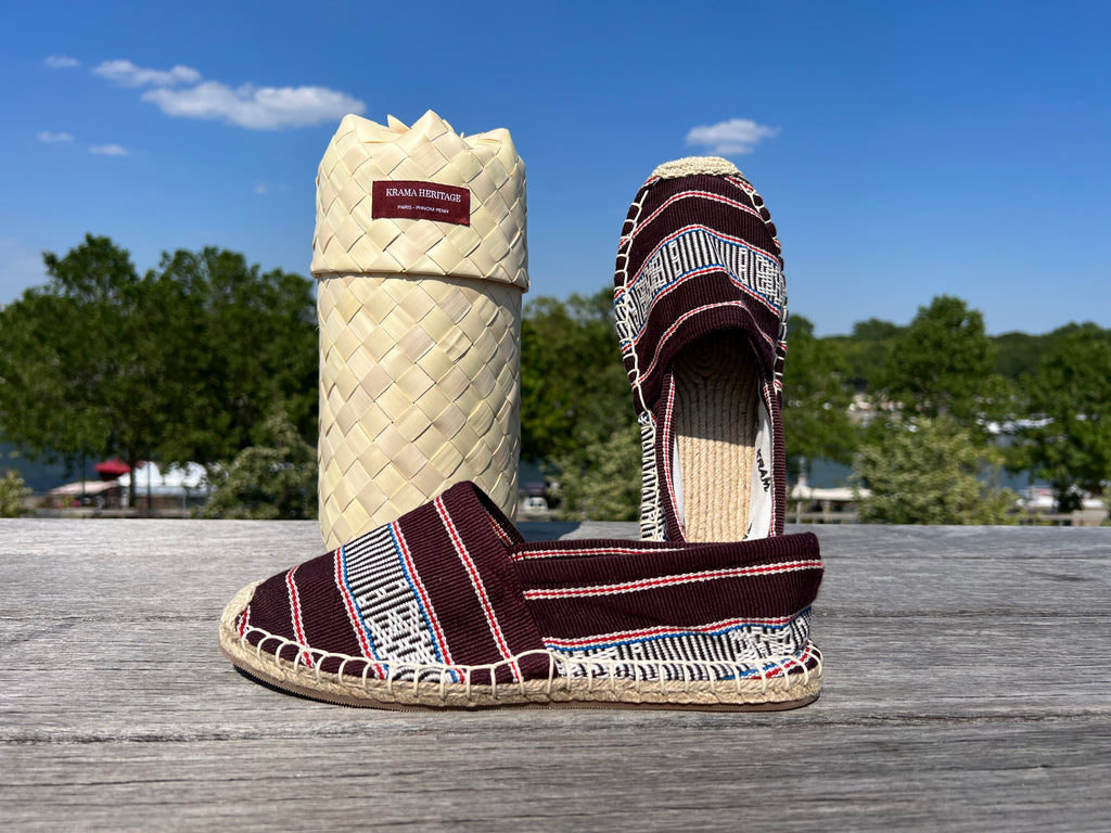 Les espadrilles Ratanakiri Bordeaux dans leur grand écrin naturel en feuille de palmier