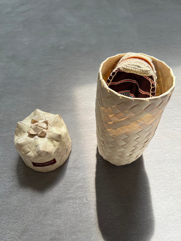 Les espadrilles Ratanakiri Bordeaux dans leur grand écrin naturel en feuille de palmier