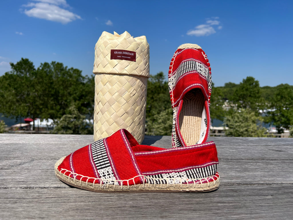 Les espadrilles Ratanakiri Coquelicot dans leur grand écrin naturel en feuille de palmier
