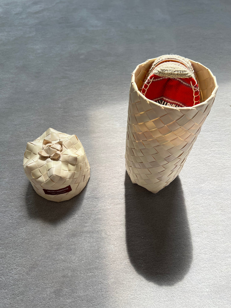 Les espadrilles Ratanakiri Coquelicot dans leur grand écrin naturel en feuille de palmier