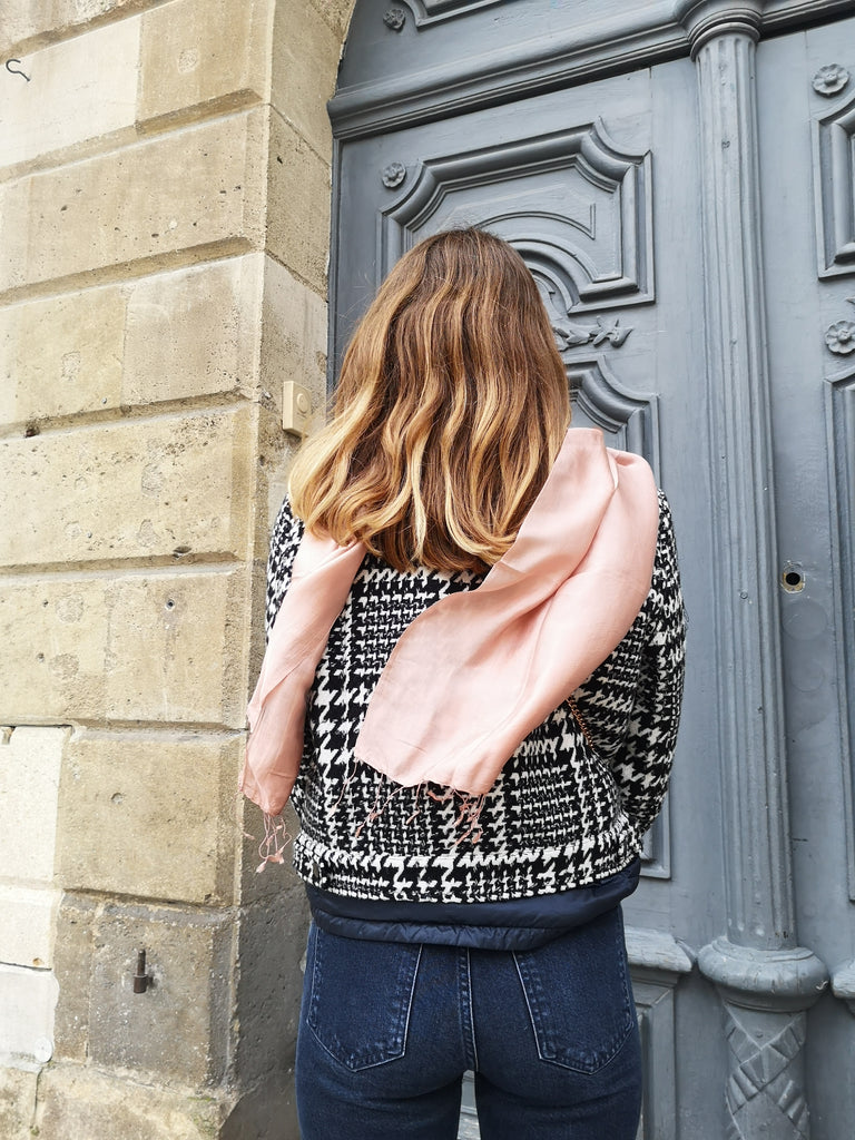 Le Krama Soyeux Rose Saumon dans son écrin en feuille de palmier - Femme