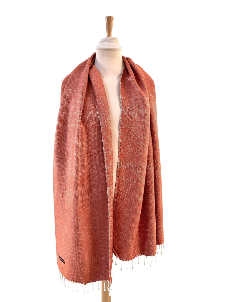 Le Grand Krama Chaud Beige Ocre dans son écrin en feuille de palmier - Homme