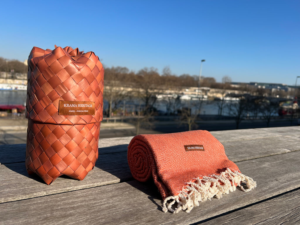 Le Grand Krama Chaud Beige Ocre dans son écrin en feuille de palmier - Homme