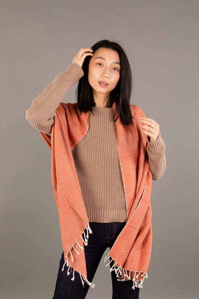 Le Grand Krama Chaud Epais Beige Ocre dans son écrin en feuille de palmier - Femme