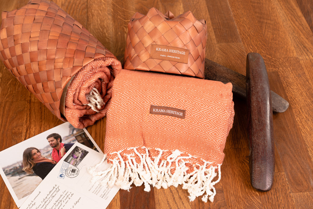 Le Grand Krama Chaud Epais Beige Ocre dans son écrin en feuille de palmier - Homme