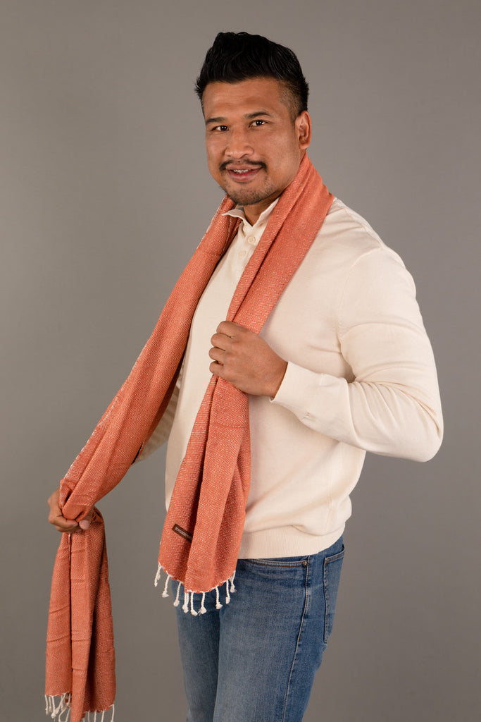 Le Grand Krama Chaud Epais Beige Ocre dans son écrin en feuille de palmier - Homme