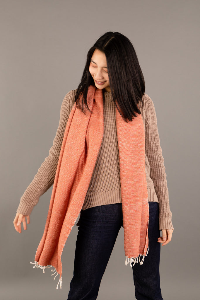 Le Grand Krama Chaud Beige Ocre dans son écrin en feuille de palmier - Femme