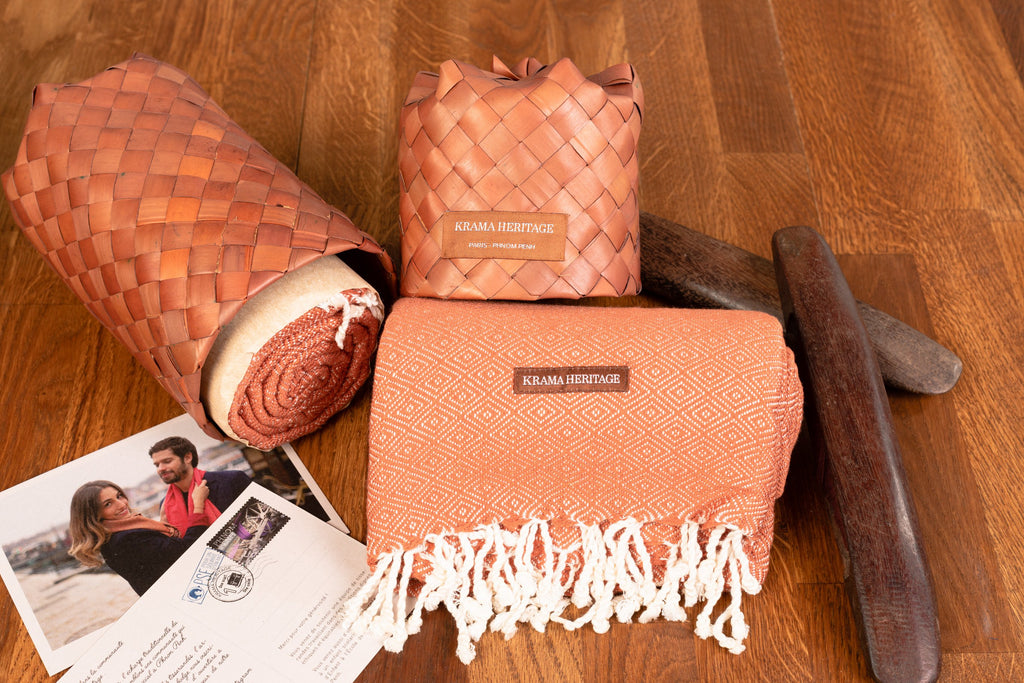 Le Grand Krama Chaud Beige Ocre dans son écrin en feuille de palmier - Femme