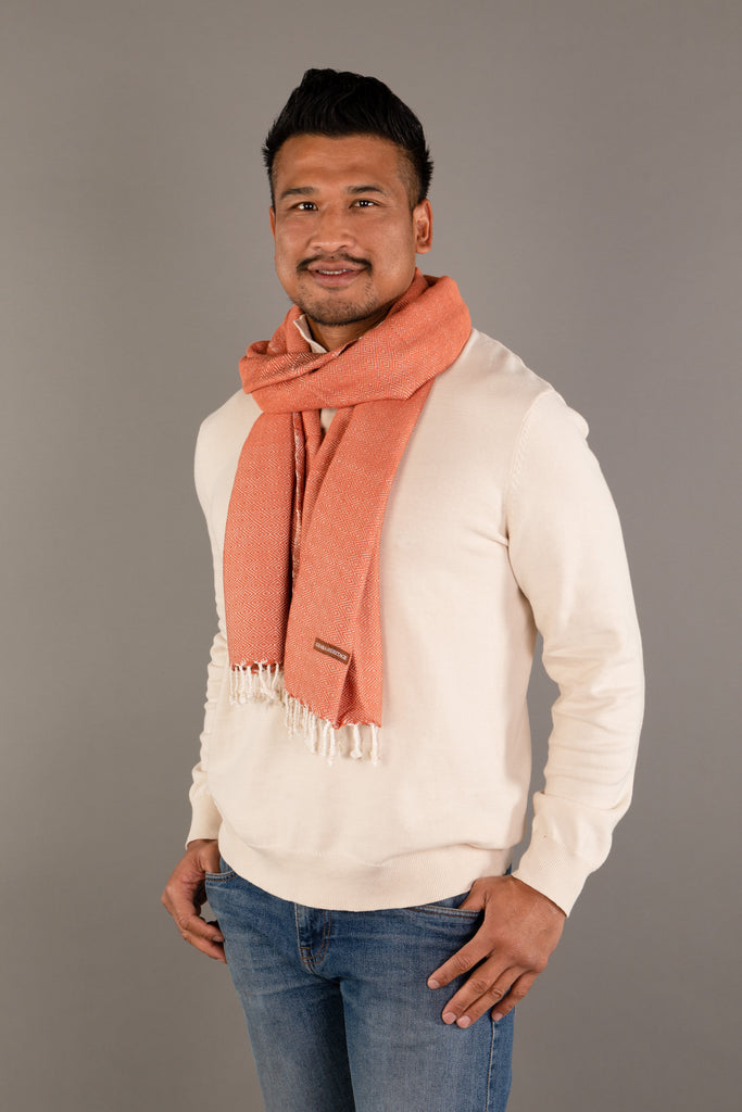 Le Grand Krama Chaud Beige Ocre dans son écrin en feuille de palmier - Homme