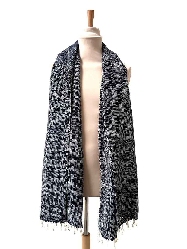 Le Grand Krama Chaud Bleu Marine dans son écrin en feuille de palmier - Homme