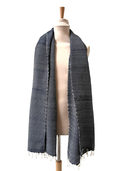 Le Grand Krama Chaud Bleu Marine dans son écrin en feuille de palmier - Femme