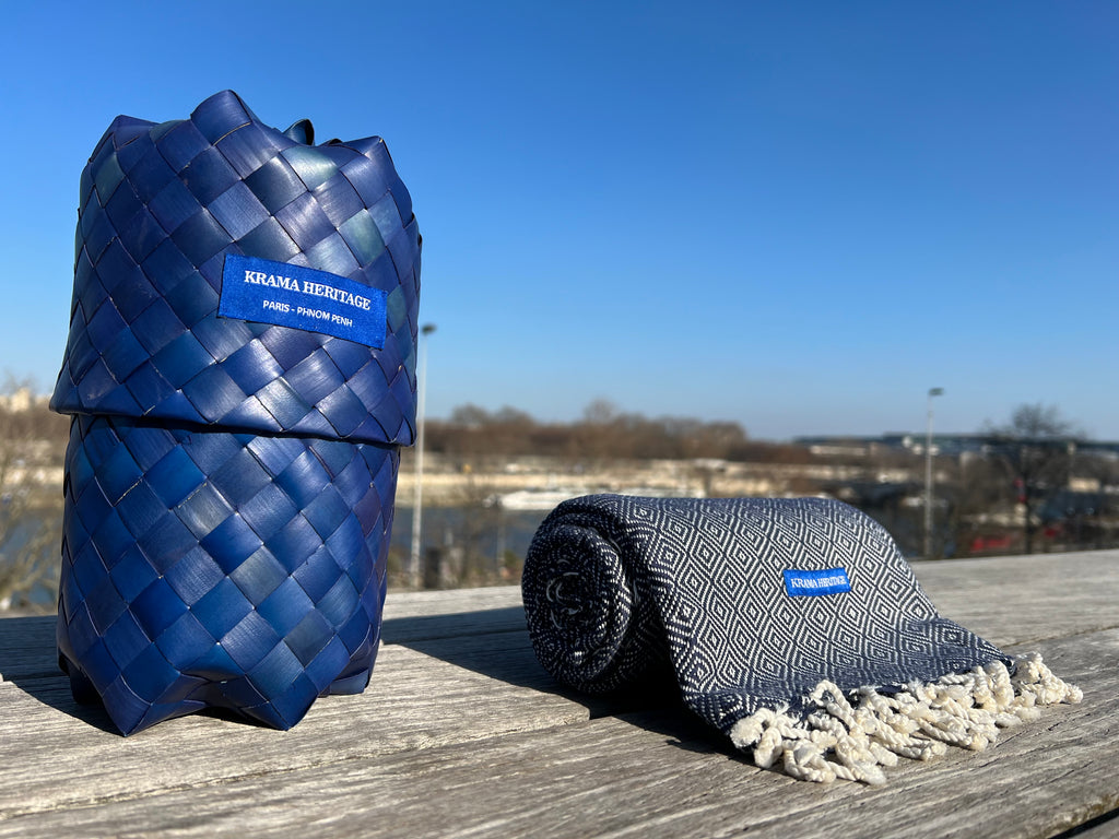 Le Grand Krama Chaud Bleu Marine dans son écrin en feuille de palmier - Femme