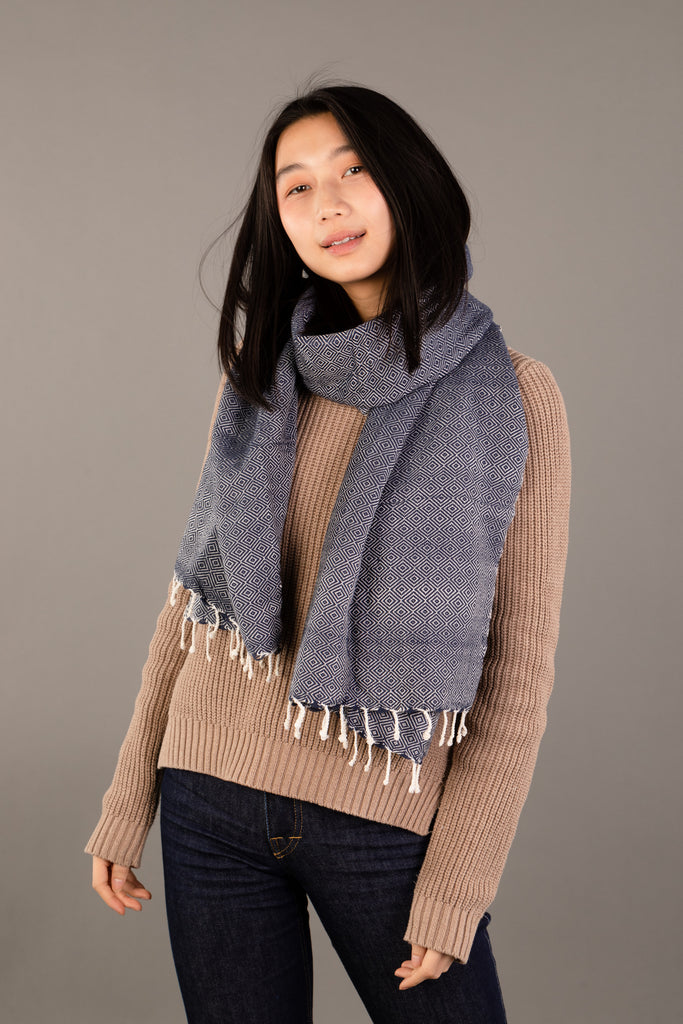 Le Grand Krama Chaud Epais Bleu Marine dans son écrin en feuille de palmier - Femme