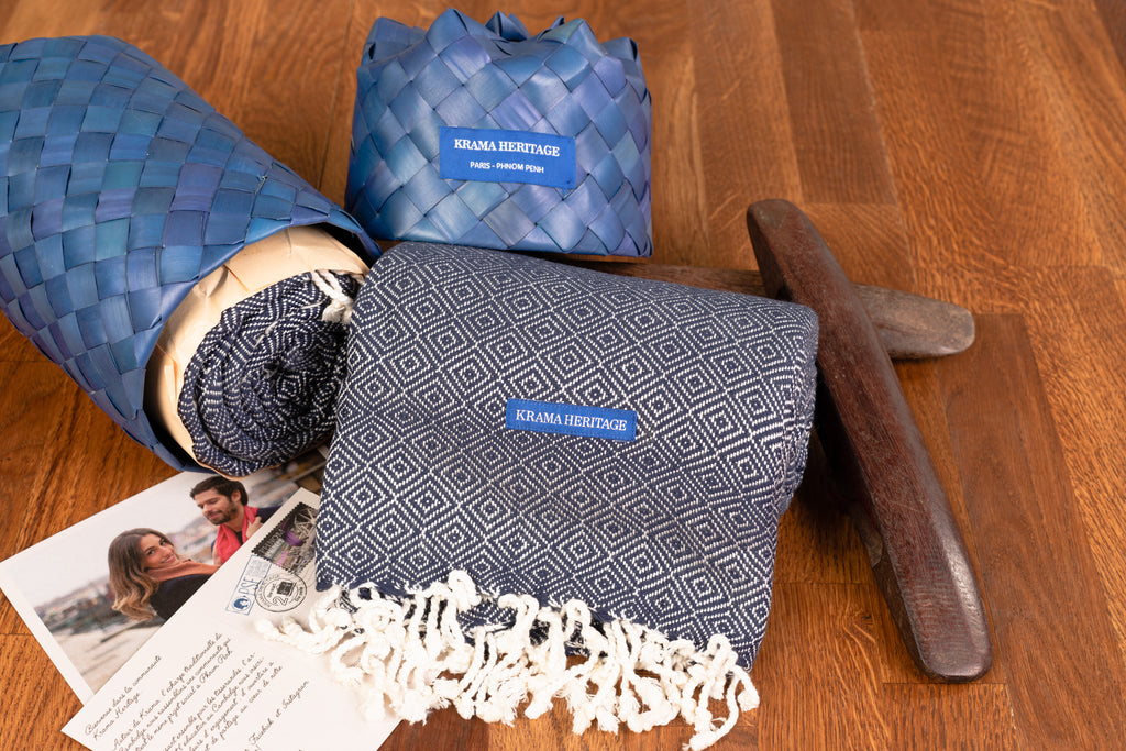 Le Grand Krama Chaud Epais Bleu Marine dans son écrin en feuille de palmier - Homme