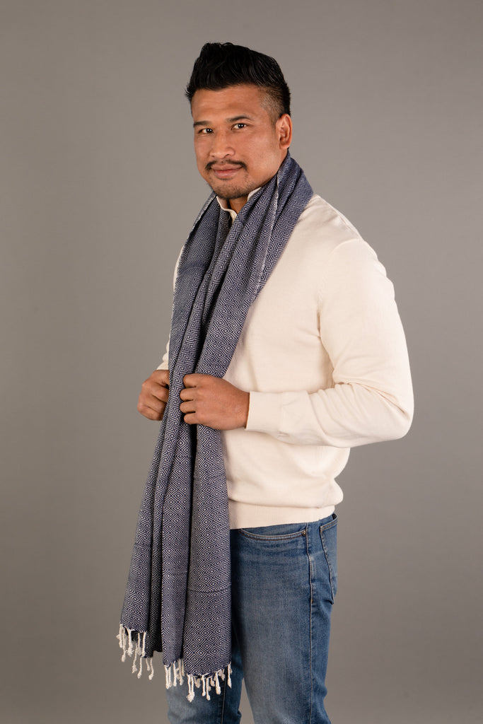 Le Grand Krama Chaud Epais Bleu Marine dans son écrin en feuille de palmier - Homme