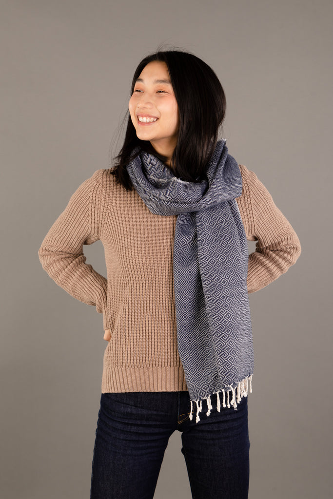 Le Grand Krama Chaud Bleu Marine dans son écrin en feuille de palmier - Femme