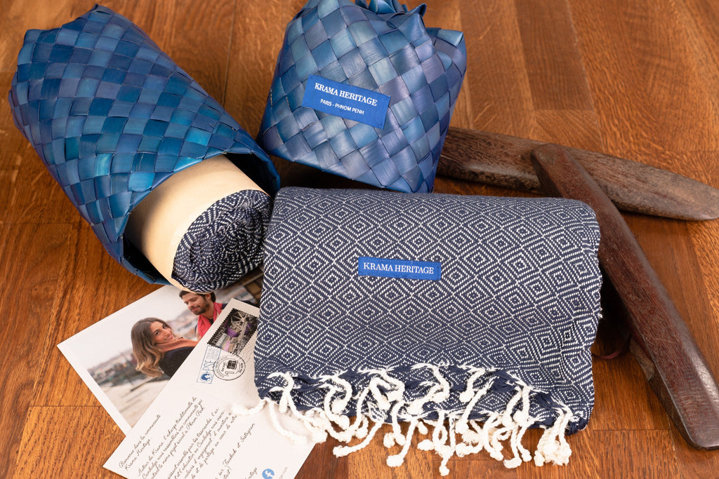 Le Grand Krama Chaud Bleu Marine dans son écrin en feuille de palmier - Femme