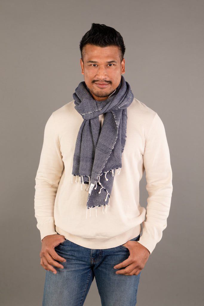 Le Grand Krama Chaud Bleu Marine dans son écrin en feuille de palmier - Homme