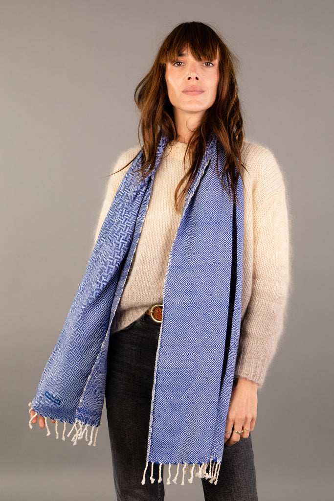 Le Grand Krama Chaud Epais Bleu Roi dans son écrin en feuille de palmier - Femme