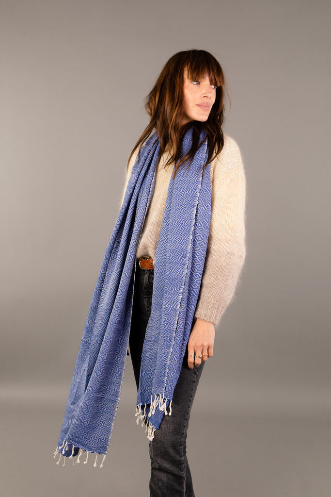 Le Grand Krama Chaud Epais Bleu Roi dans son écrin en feuille de palmier - Femme