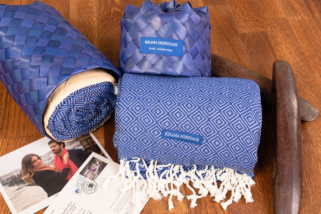 Le Grand Krama Chaud Epais Bleu Roi dans son écrin en feuille de palmier - Femme