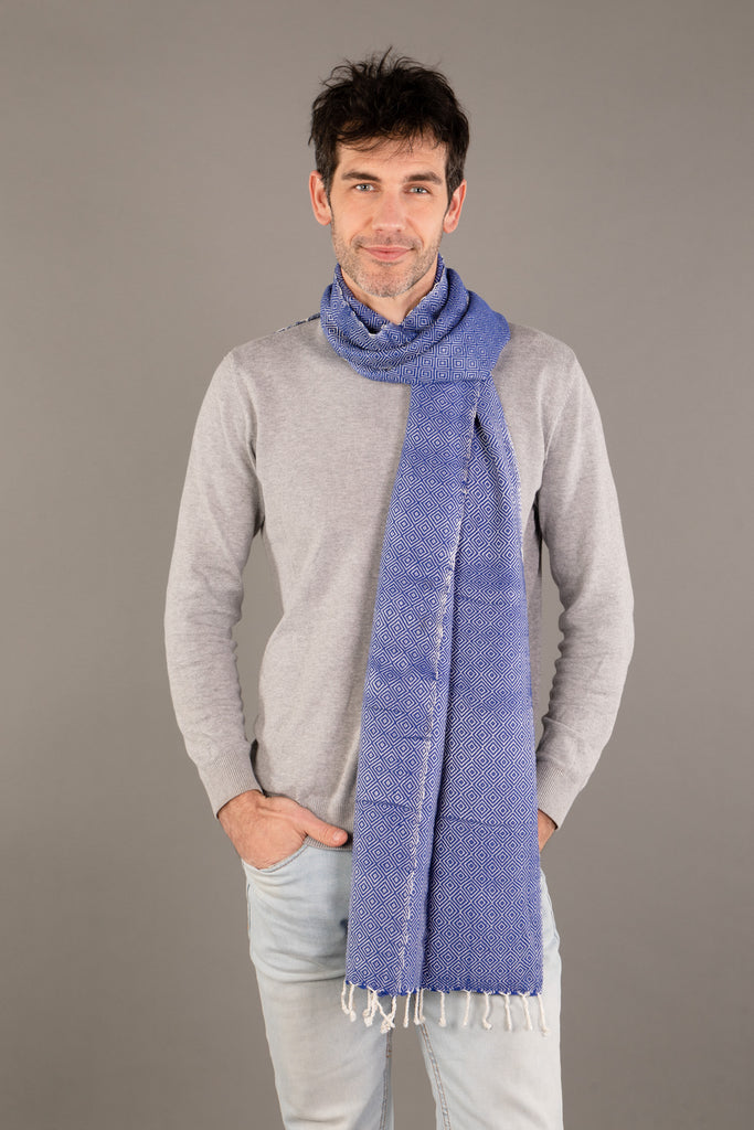 Le Grand Krama Chaud Epais Bleu Roi dans son écrin en feuille de palmier - Homme