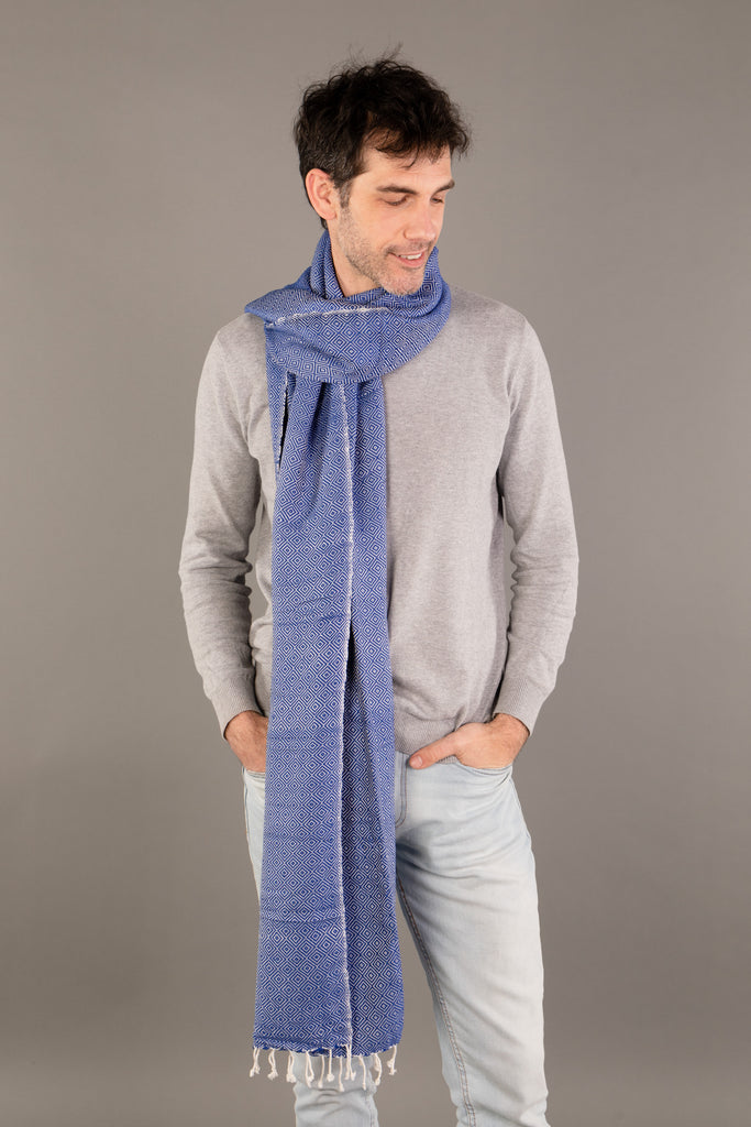 Le Grand Krama Chaud Epais Bleu Roi dans son écrin en feuille de palmier - Homme