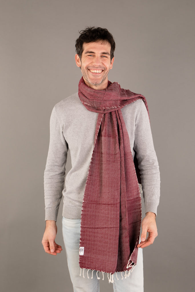 Le Grand Krama Chaud Epais Bordeaux dans son écrin en feuille de palmier - Homme