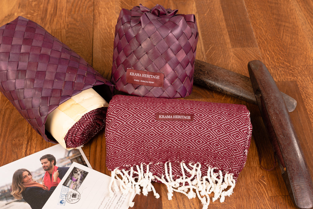 Le Grand Krama Chaud Bordeaux dans son écrin en feuille de palmier - Homme