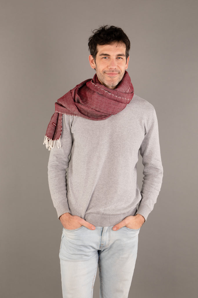 Le Grand Krama Chaud Bordeaux dans son écrin en feuille de palmier - Homme