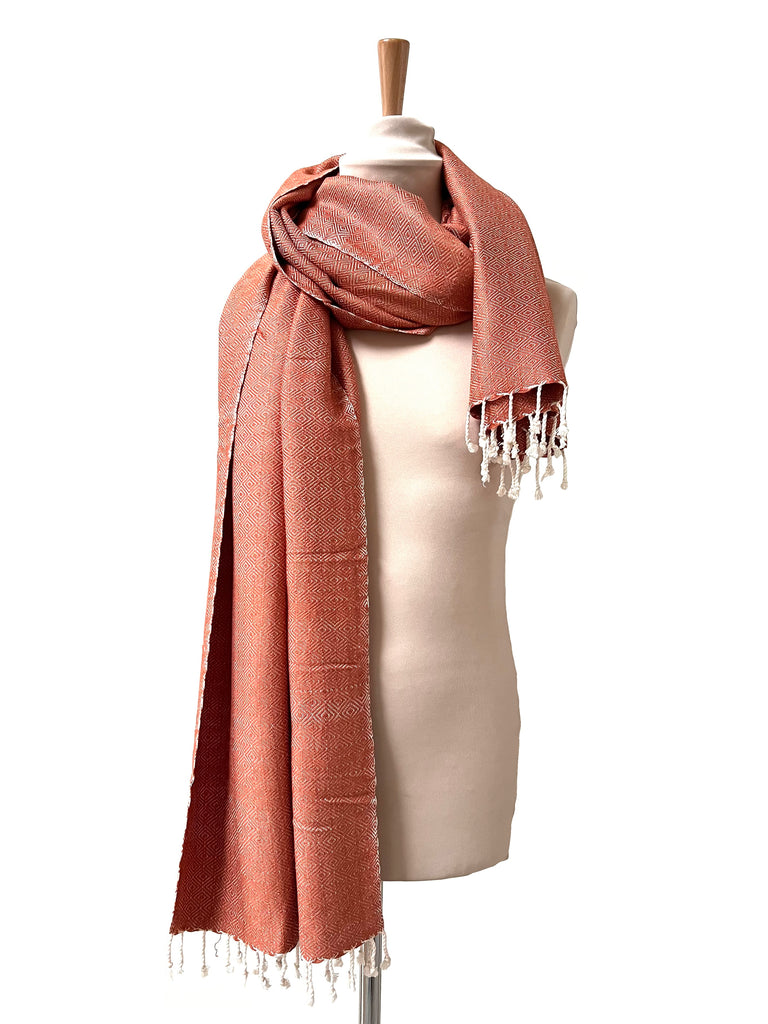 Le Grand Krama Chaud Epais Beige Ocre dans son écrin en feuille de palmier - Homme