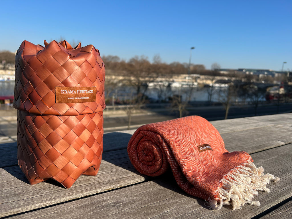 Le Grand Krama Chaud Epais Beige Ocre dans son écrin en feuille de palmier - Homme