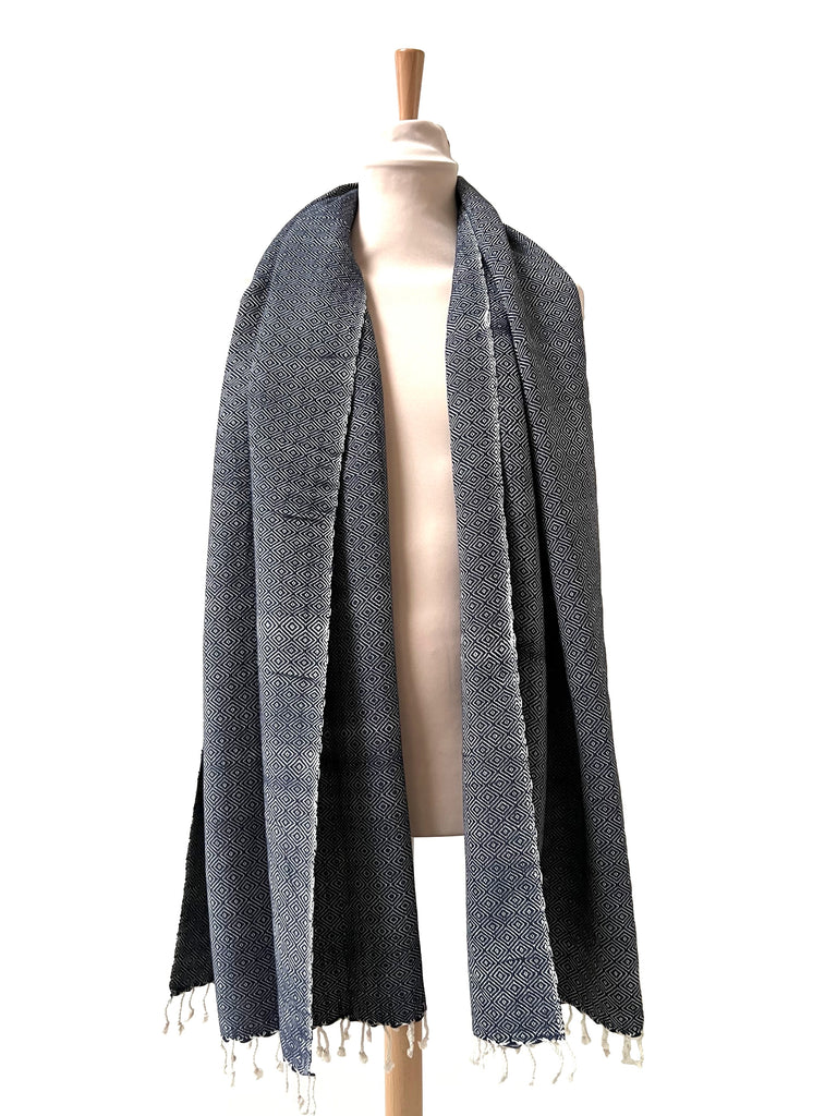 Le Grand Krama Chaud Epais Bleu Marine dans son écrin en feuille de palmier - Homme