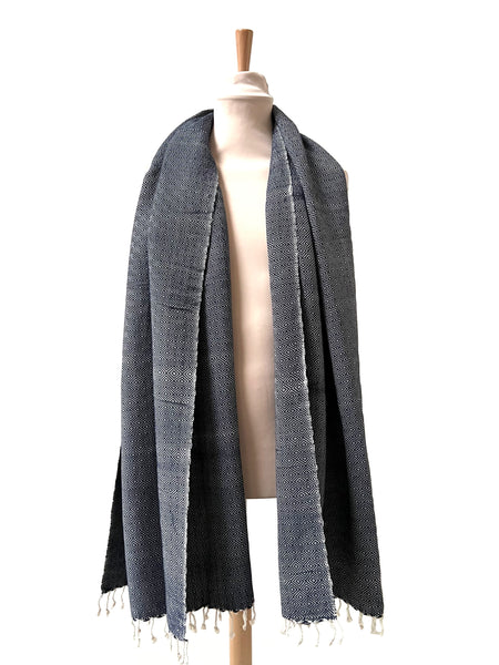 Le Grand Krama Chaud Epais Bleu Marine dans son écrin en feuille de palmier - Femme