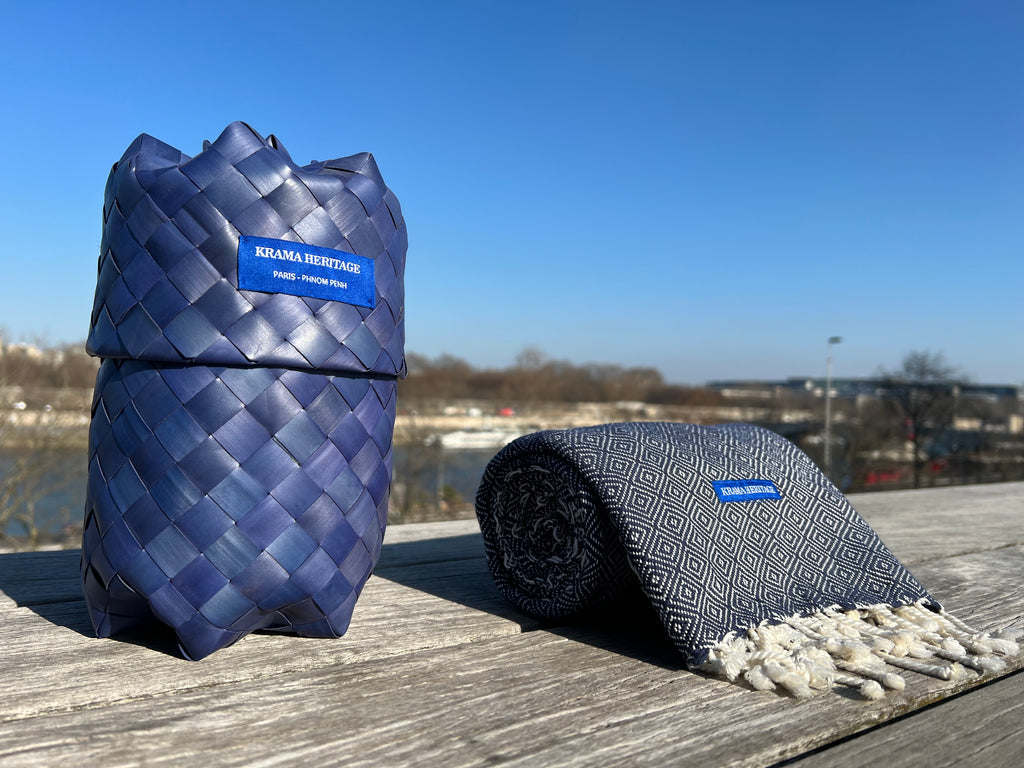 Le Grand Krama Chaud Epais Bleu Marine dans son écrin en feuille de palmier - Homme