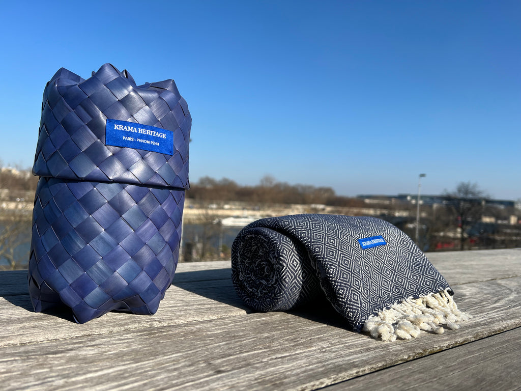 Le Grand Krama Chaud Epais Bleu Marine dans son écrin en feuille de palmier - Homme